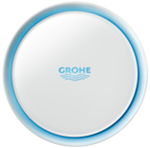 Ein runder, weißer Smart-Home-Schalter mit blauer Umrandung und dem Schriftzug „GROHE“.